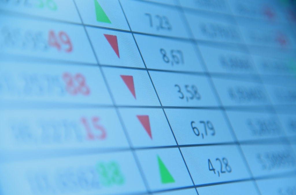 Zbliżenie na tabelę spadków i wzrostów cen akcji.